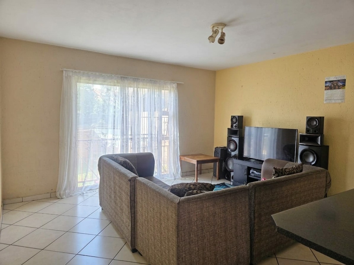 2 Bed 2 Bath with lock-up Garage in Croydon