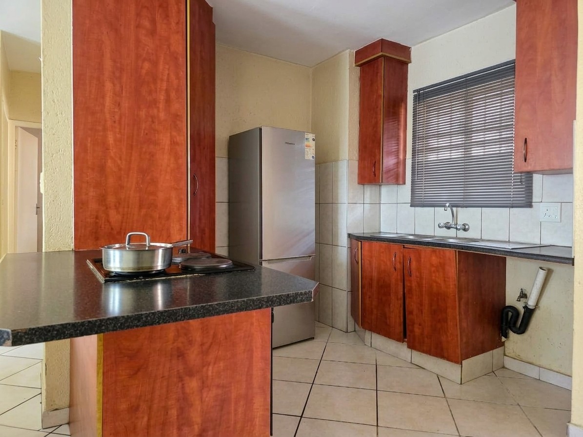 2 Bed 2 Bath with lock-up Garage in Croydon