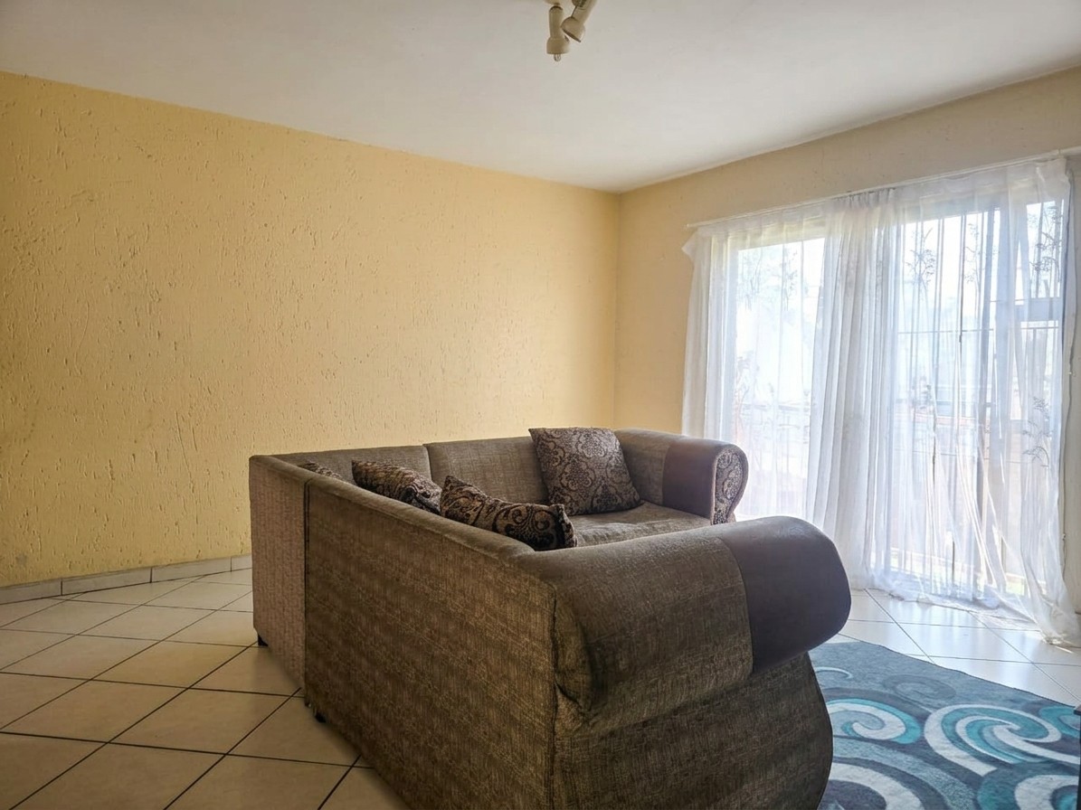 2 Bed 2 Bath with lock-up Garage in Croydon