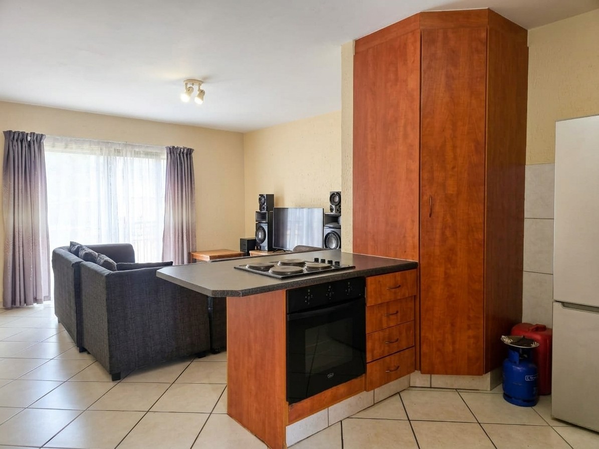 2 Bed 2 Bath with lock-up Garage in Croydon