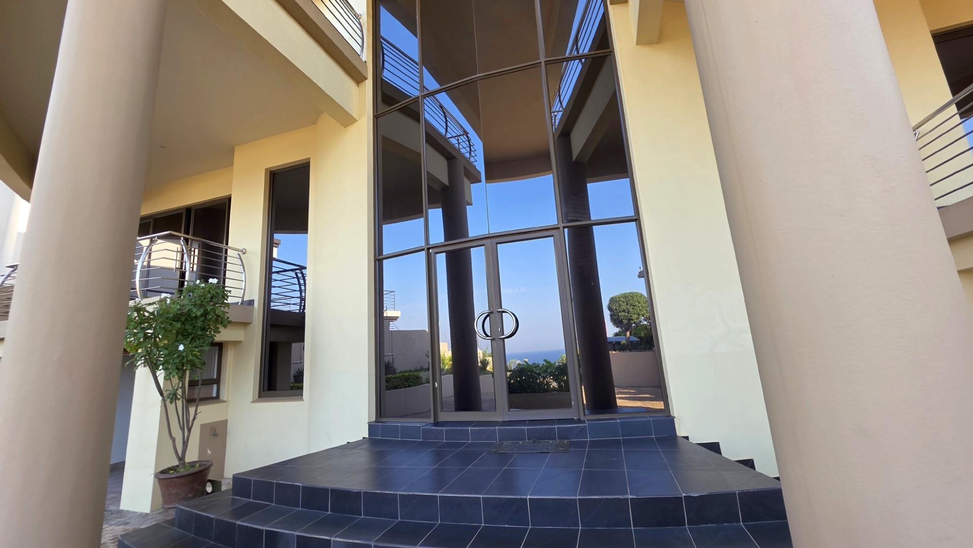 Opulent 5 bedroom, 5 bathroom Home in Oslo Beach with Effortless Ocean Vistas