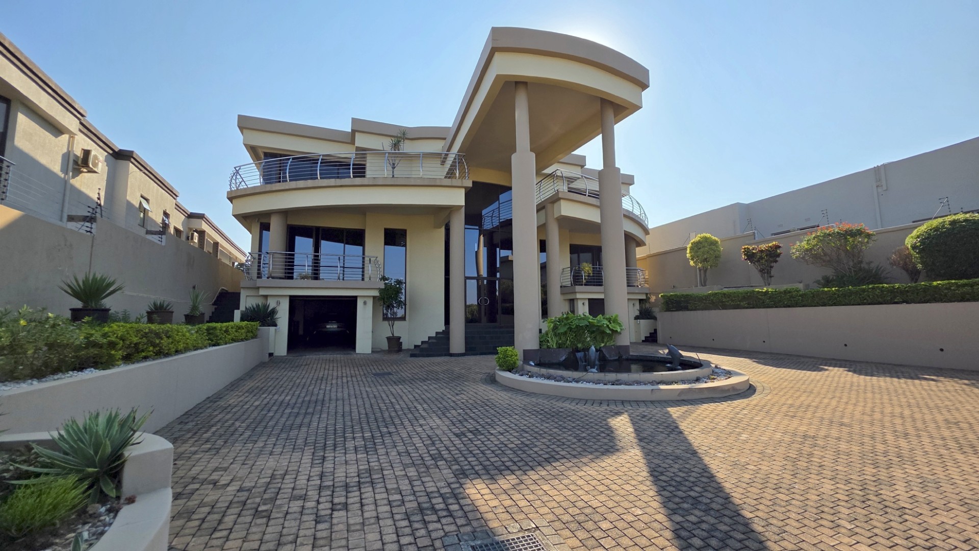 Opulent 5 bedroom, 5 bathroom Home in Oslo Beach with Effortless Ocean Vistas