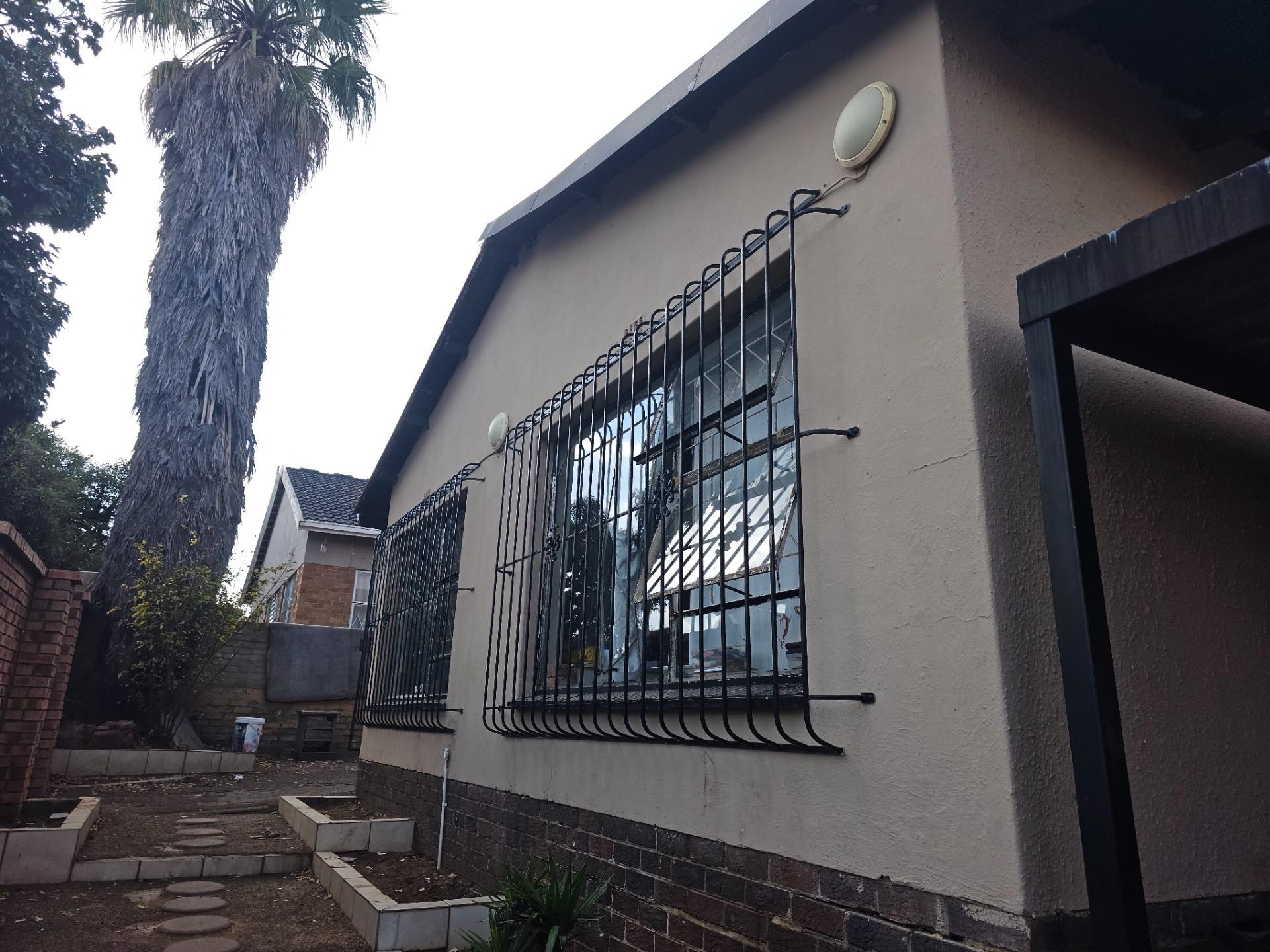 8 Bedroom Investors Dream House For Sale in Sophiatown, Johannesburg for only R1 200 000 act today !