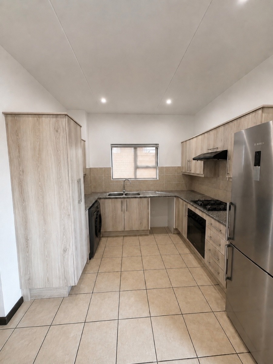Ground floor corner unit in secure complex-Wilgeheuwel