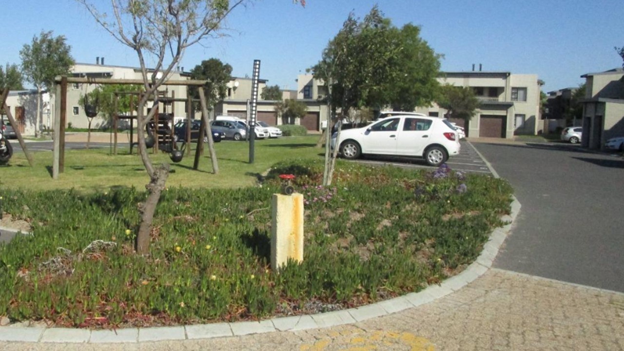 Apartment for sale in Burgundy Estate, Milnerton, 65 m²