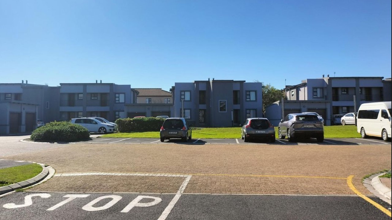 Apartment for sale in Burgundy Estate, Milnerton, 65 m²