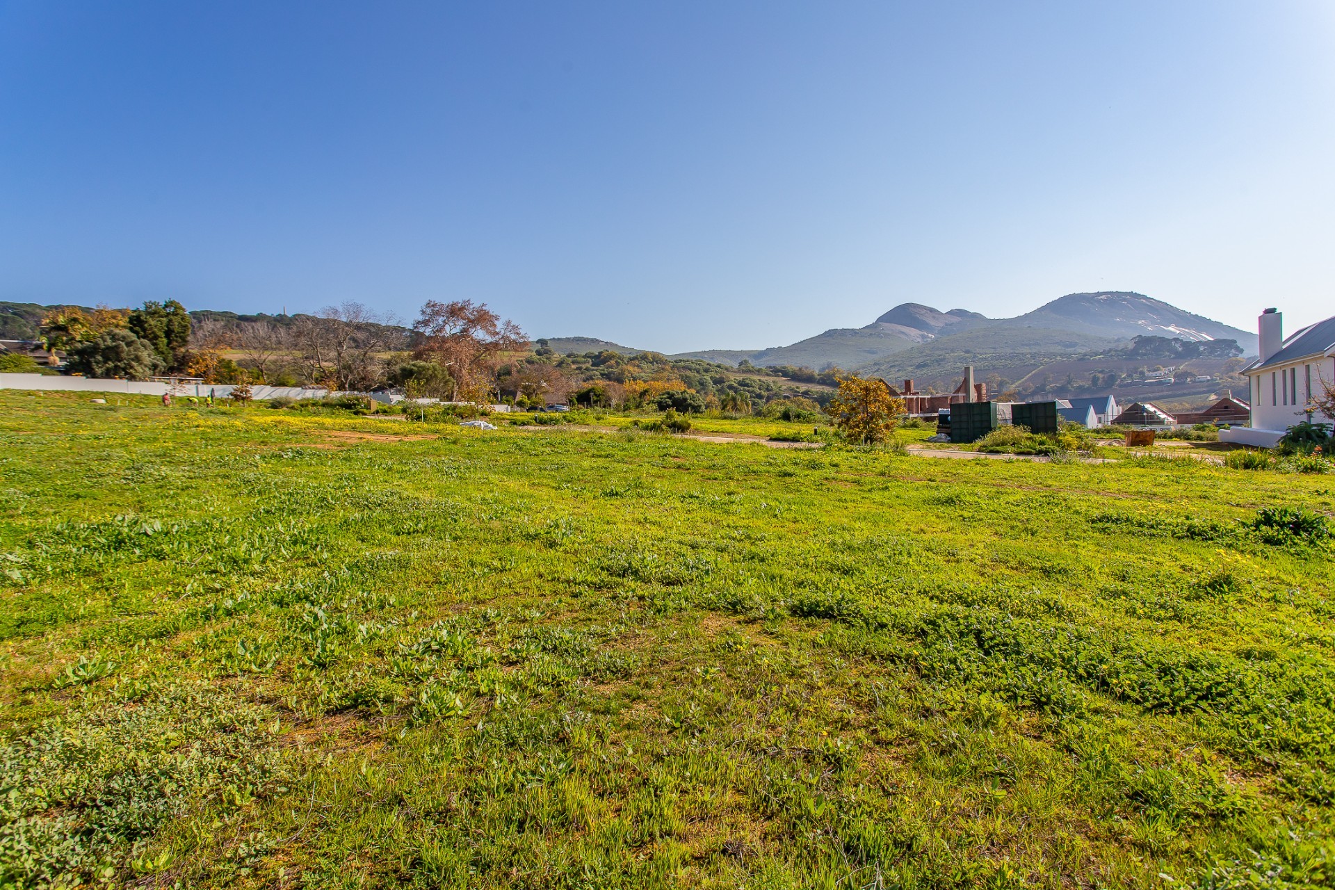 Well-positioned Vacant Stand in Laborie Et Picardie
