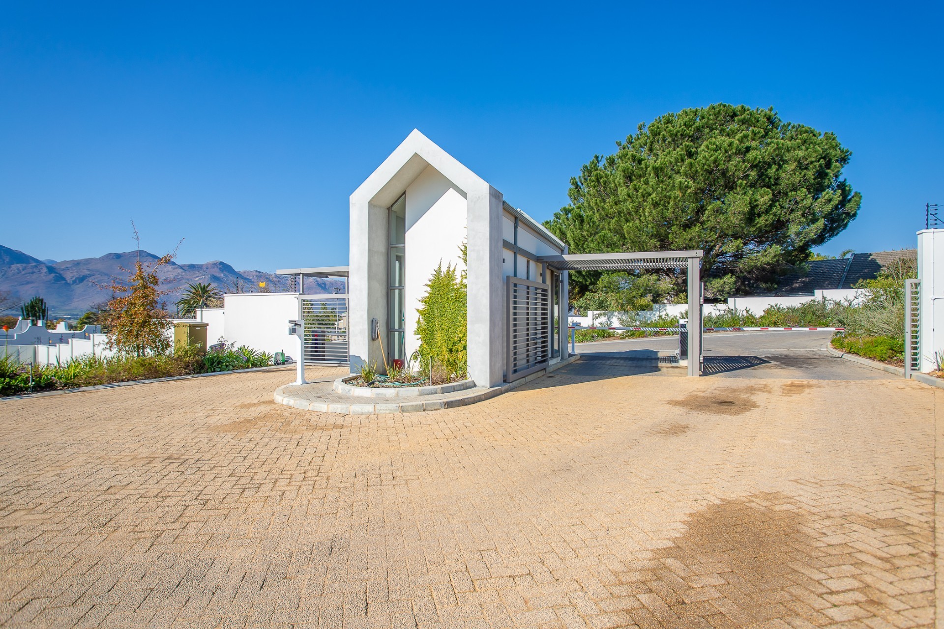 Well-positioned Vacant Stand in Laborie Et Picardie