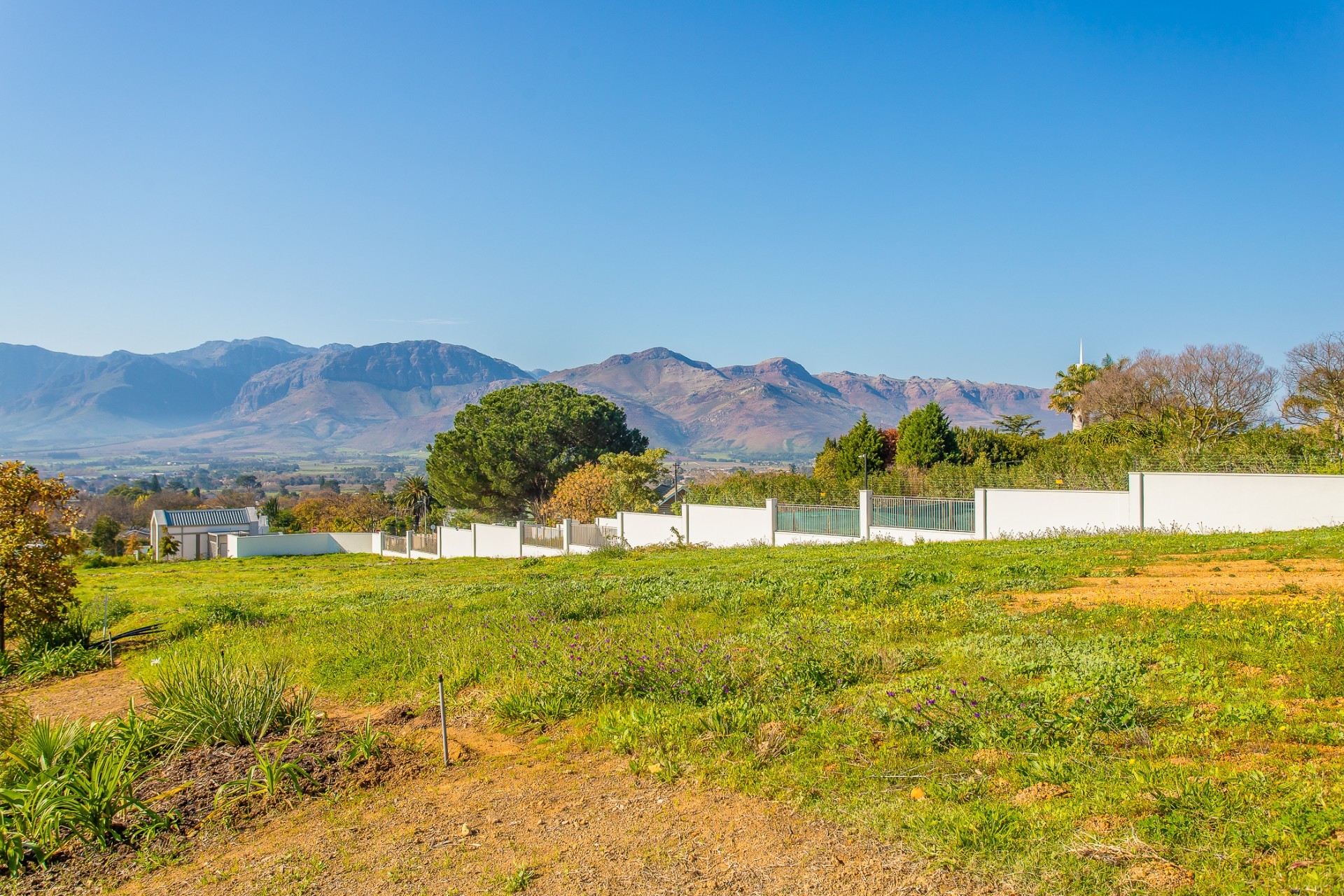 Well-positioned Vacant Stand in Laborie Et Picardie