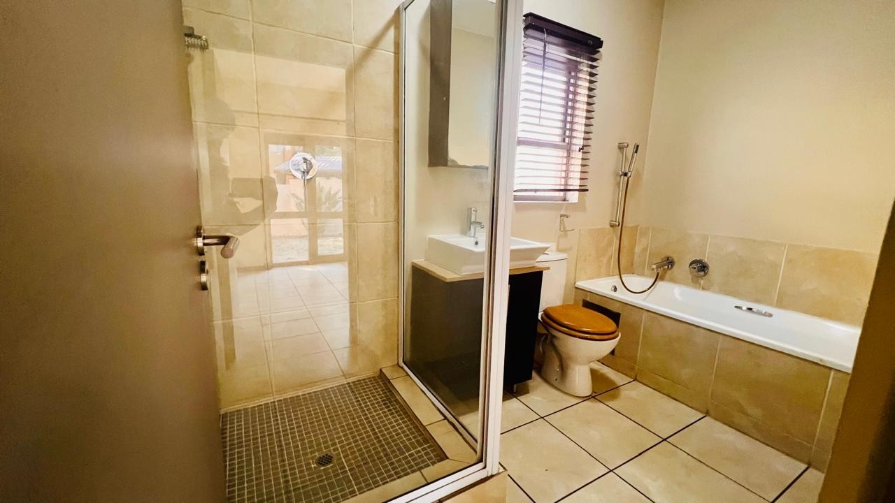 Apartment for rent in Bryanston, Sandton, 52 m²