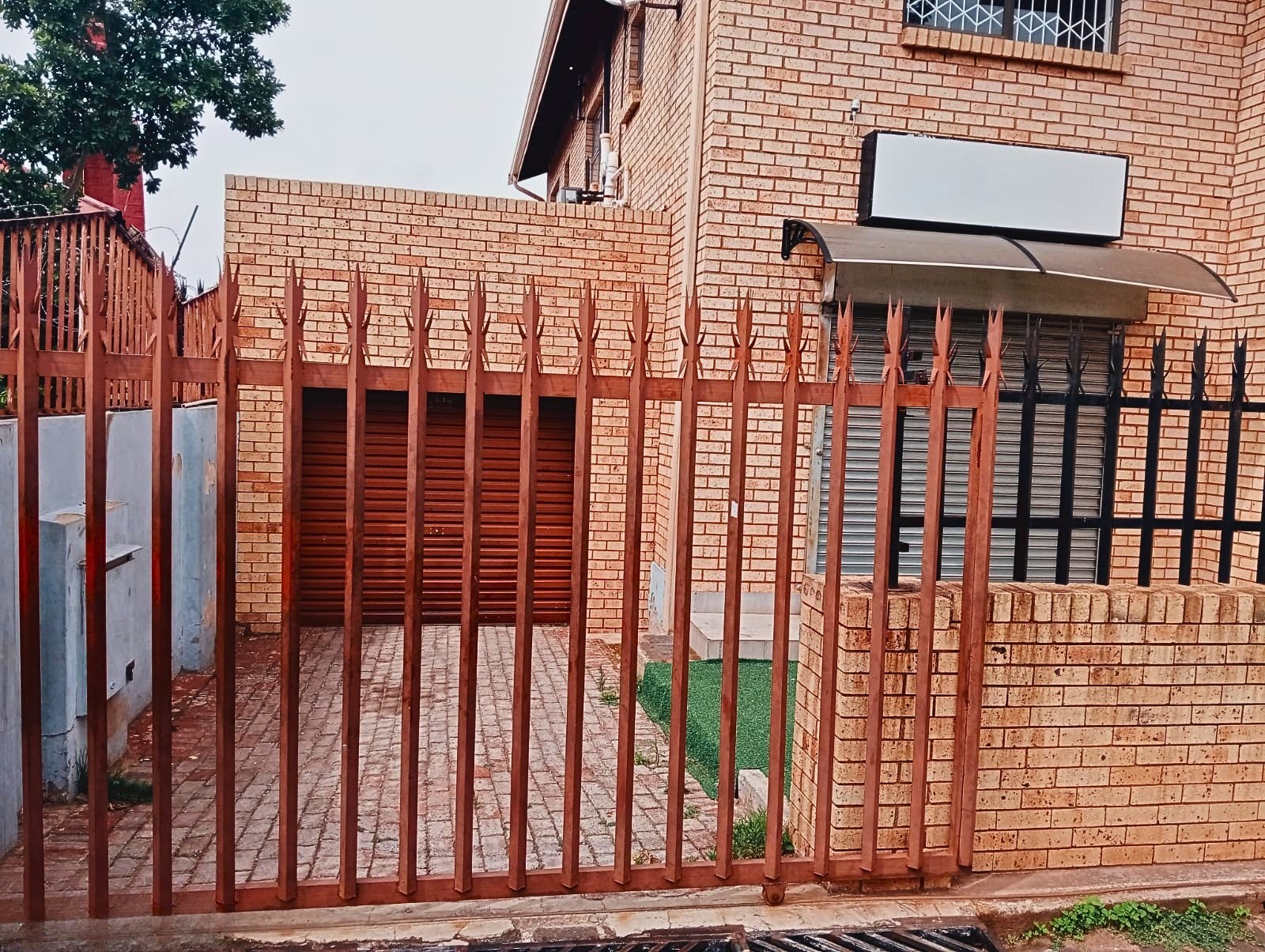 8 En-suite Bedroom House Plus 2 x 2 Bedroom Cottages For Sale in Mayfair West, Johannesburg