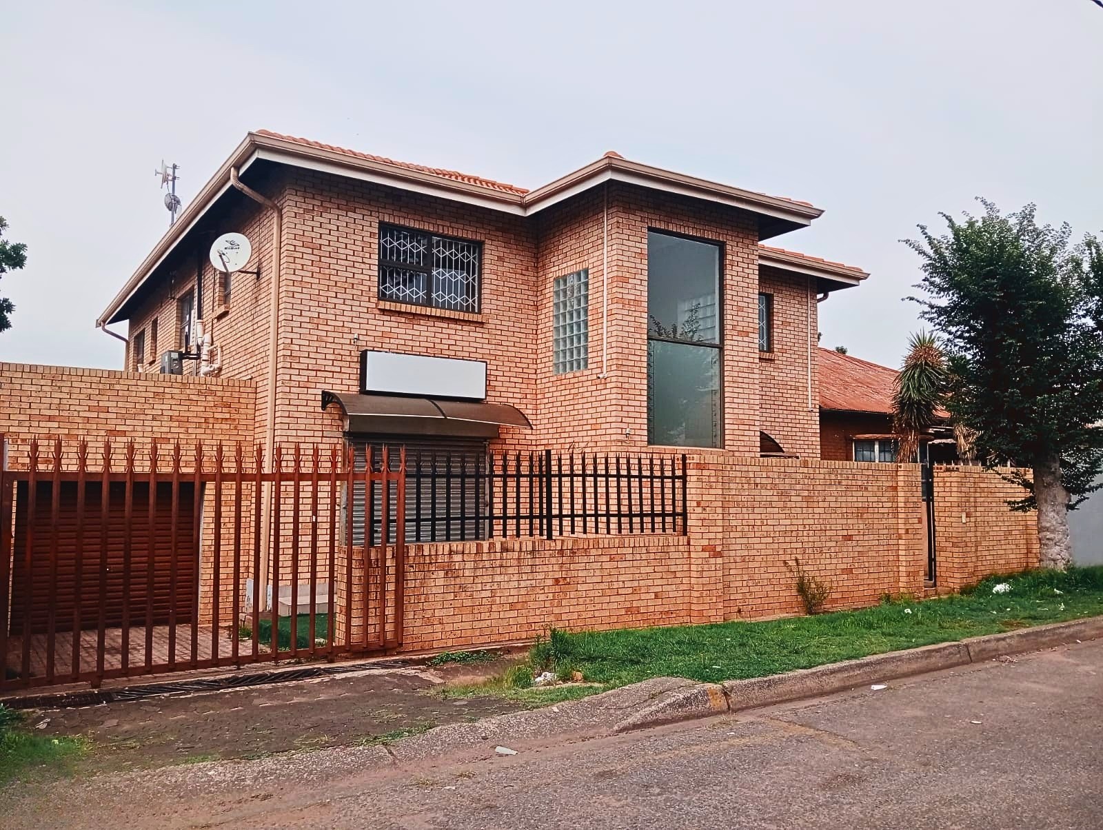 8 En-suite Bedroom House Plus 2 x 2 Bedroom Cottages For Sale in Mayfair West, Johannesburg