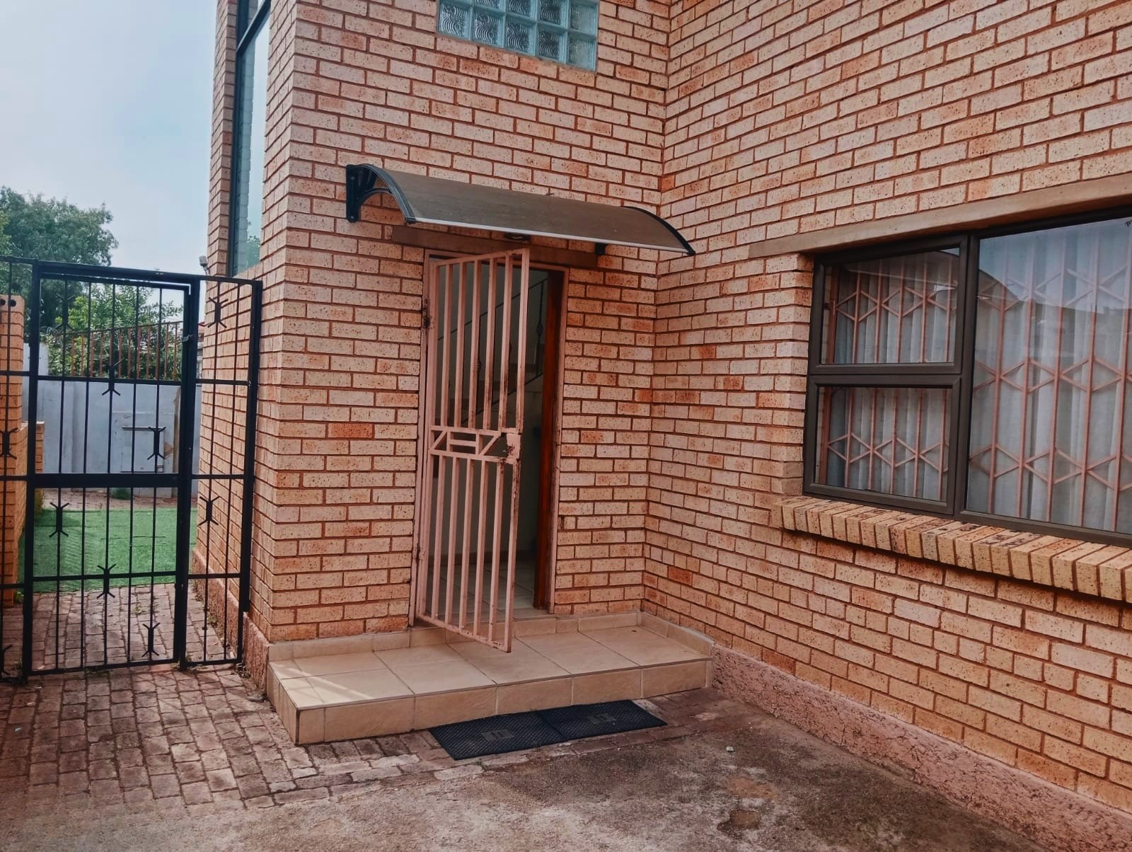 8 En-suite Bedroom House Plus 2 x 2 Bedroom Cottages For Sale in Mayfair West, Johannesburg