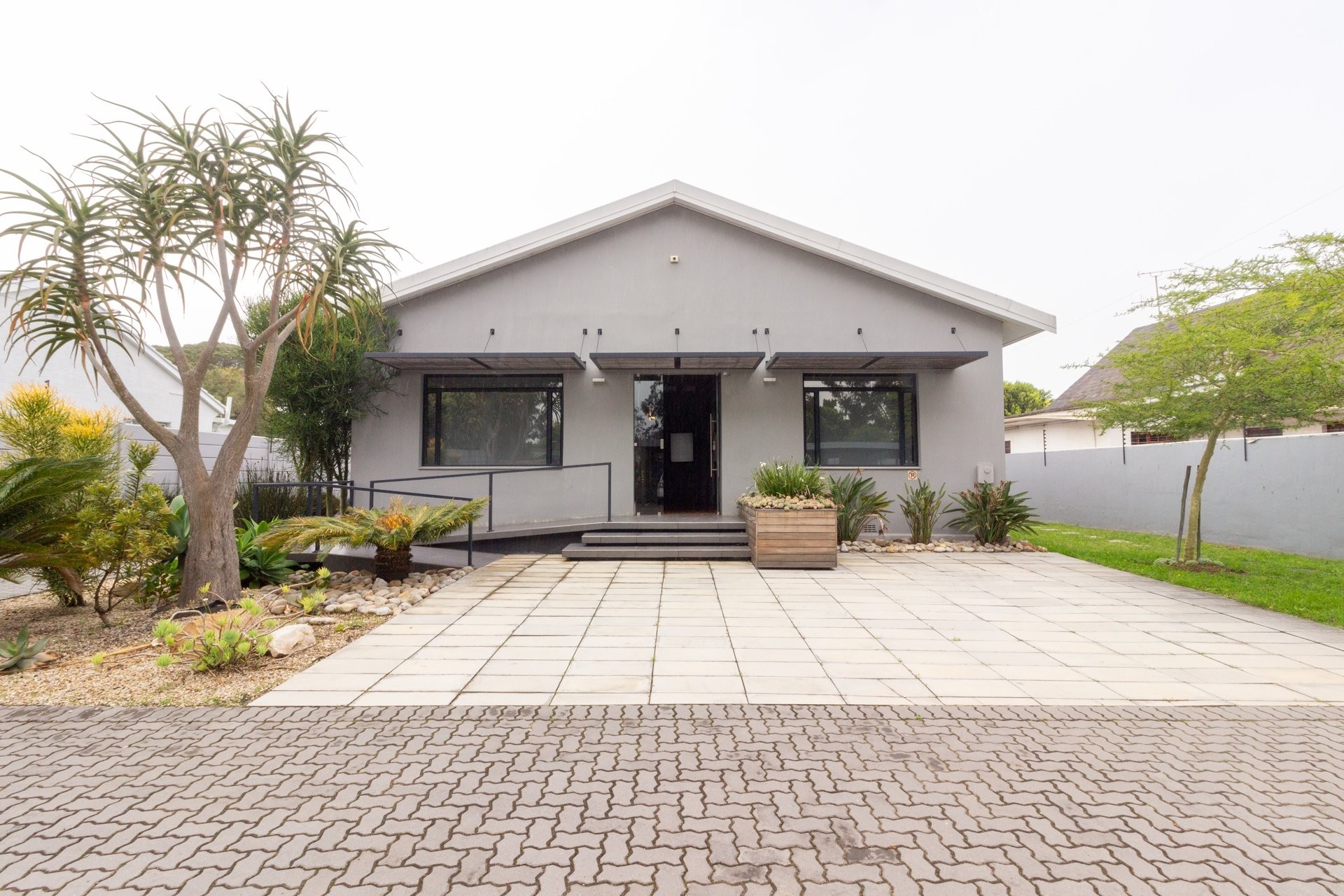 Fully Furnished Office to Let on Main Road, Walmer | 179 sqm