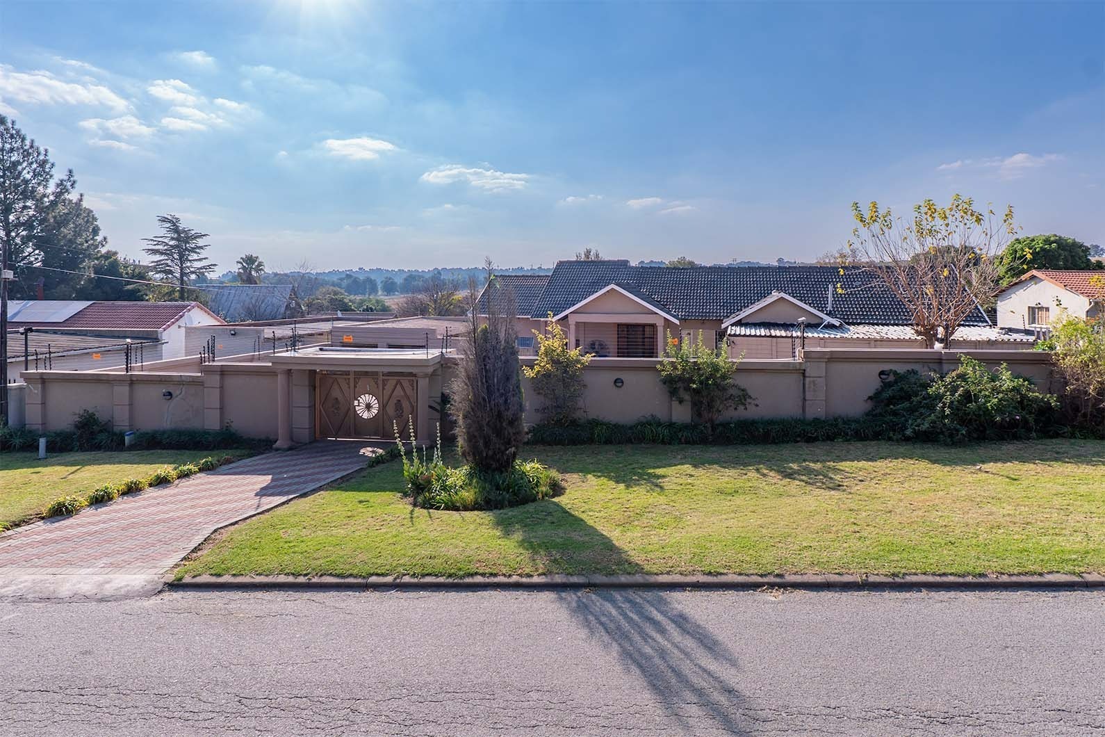 6 Bedroom home on a large stand in Esther Park.