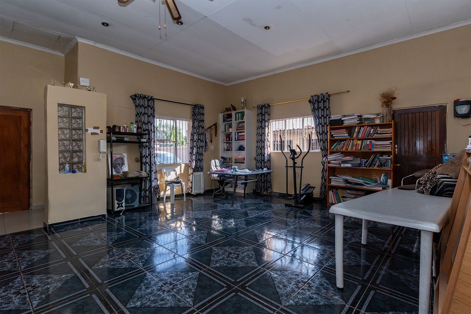 6 Bedroom home on a large stand in Esther Park.
