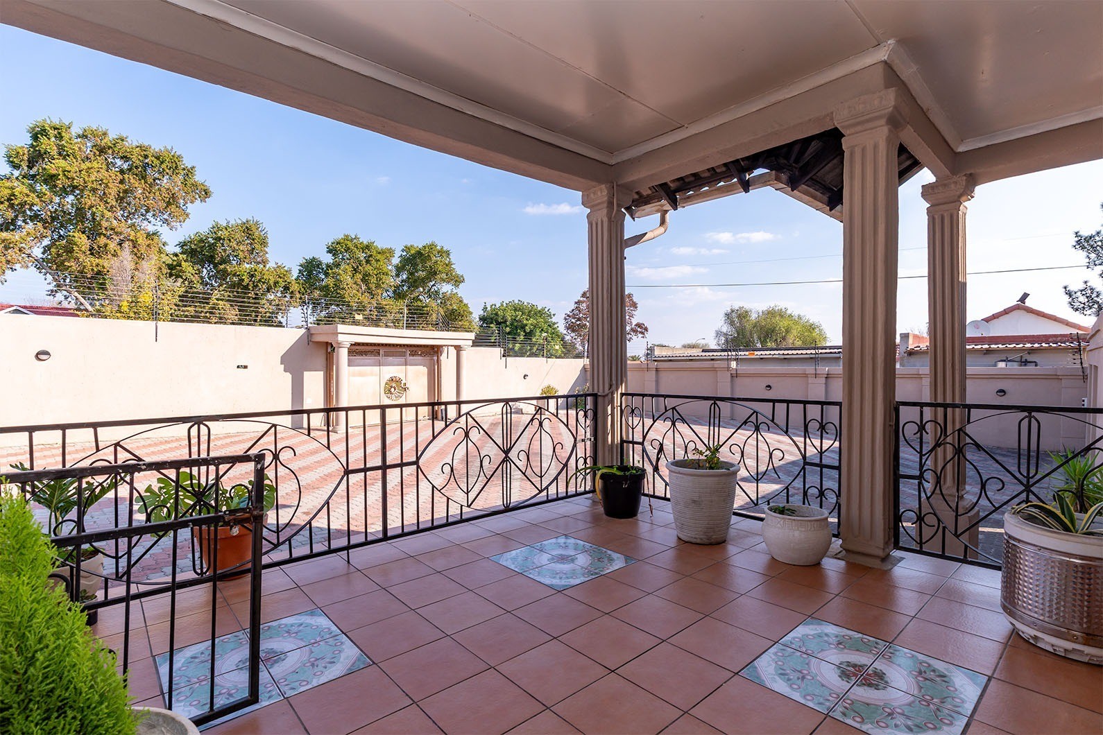6 Bedroom home on a large stand in Esther Park.
