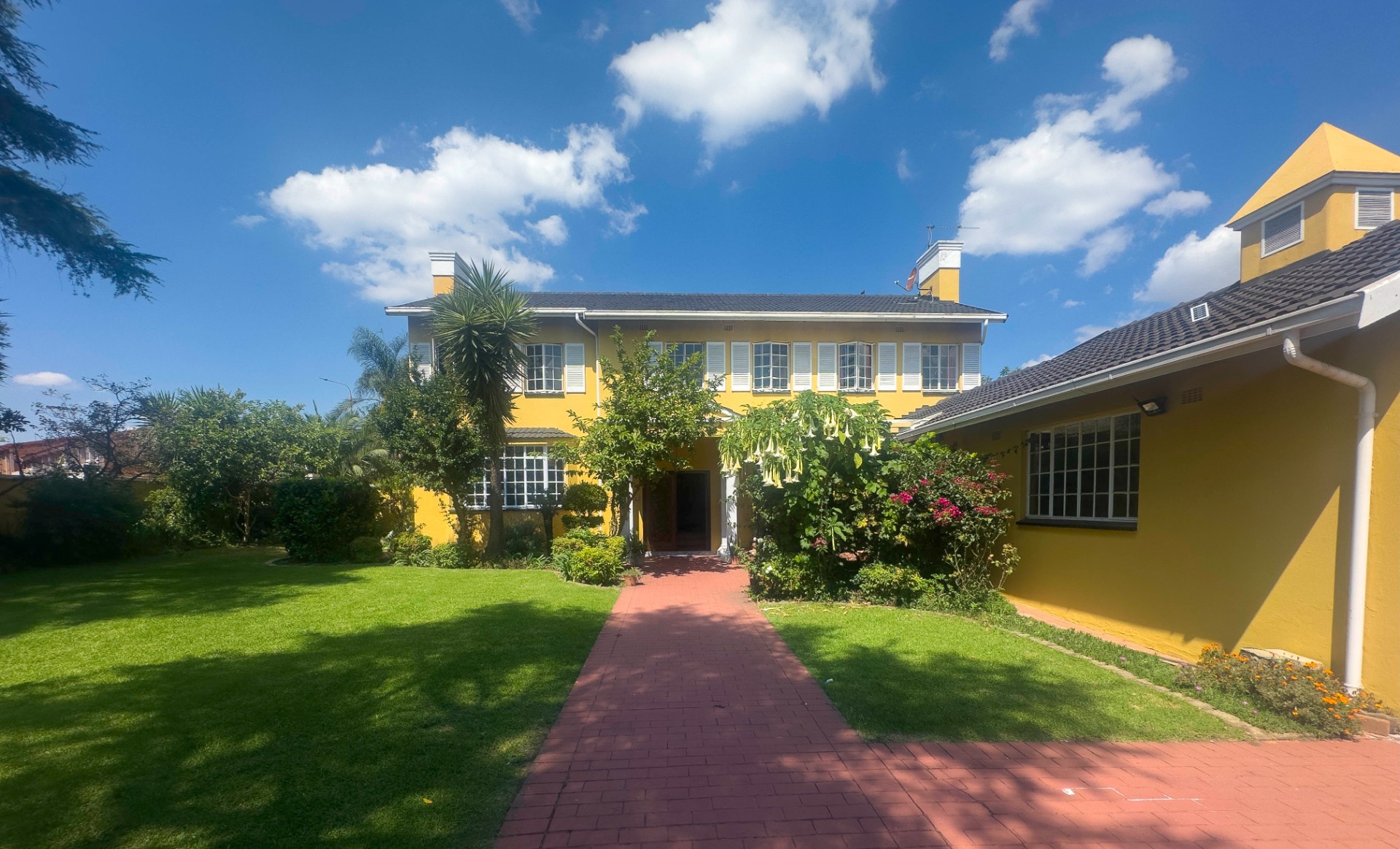 LARGE HOME IN THE SOUGHT AFTER SUBURB OF EDEN GLEN