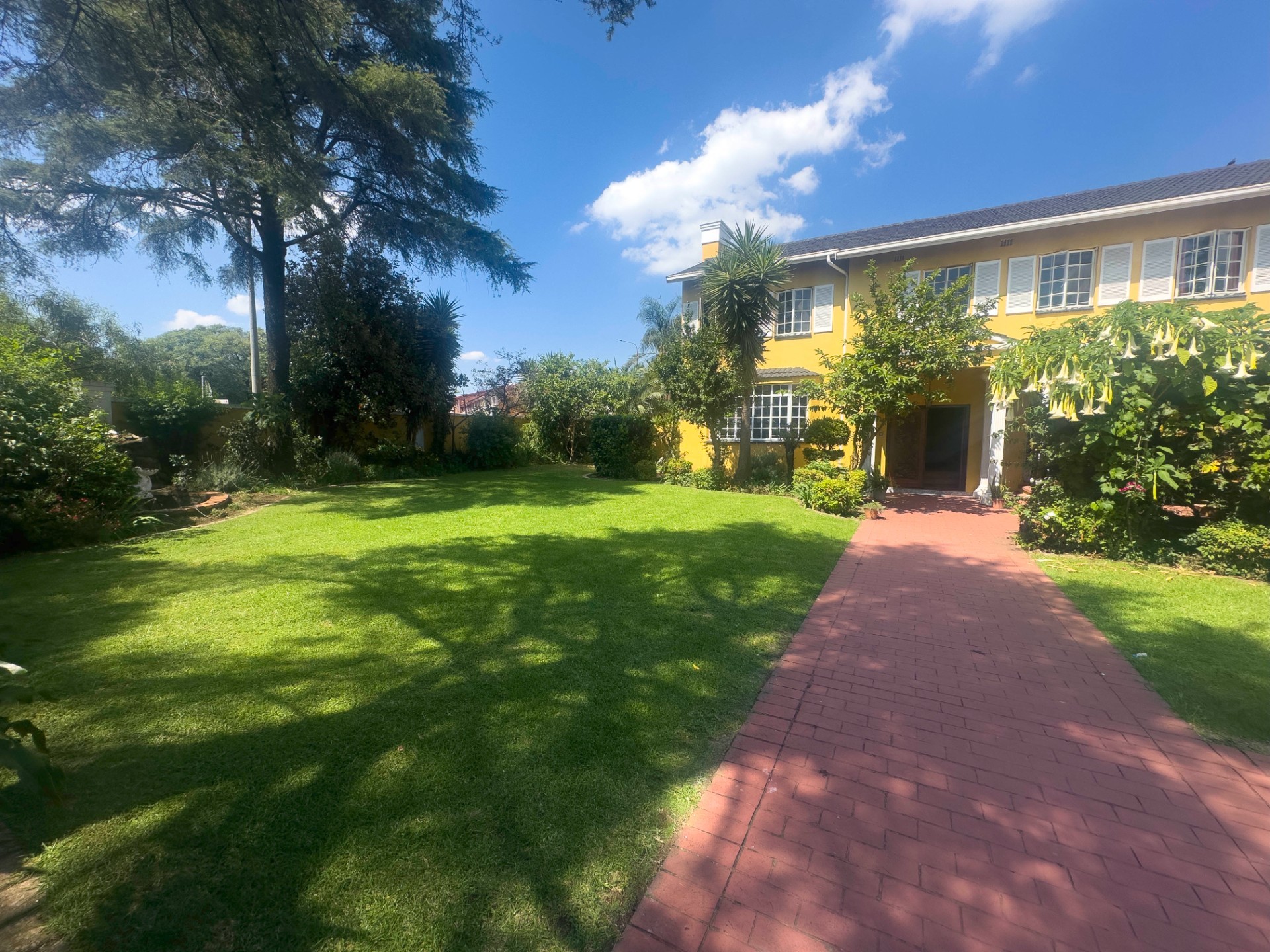 LARGE HOME IN THE SOUGHT AFTER SUBURB OF EDEN GLEN