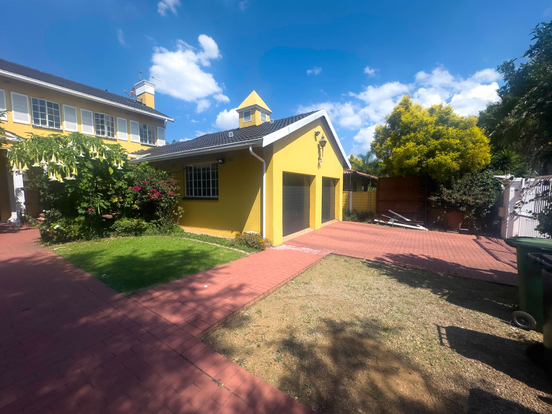 LARGE HOME IN THE SOUGHT AFTER SUBURB OF EDEN GLEN