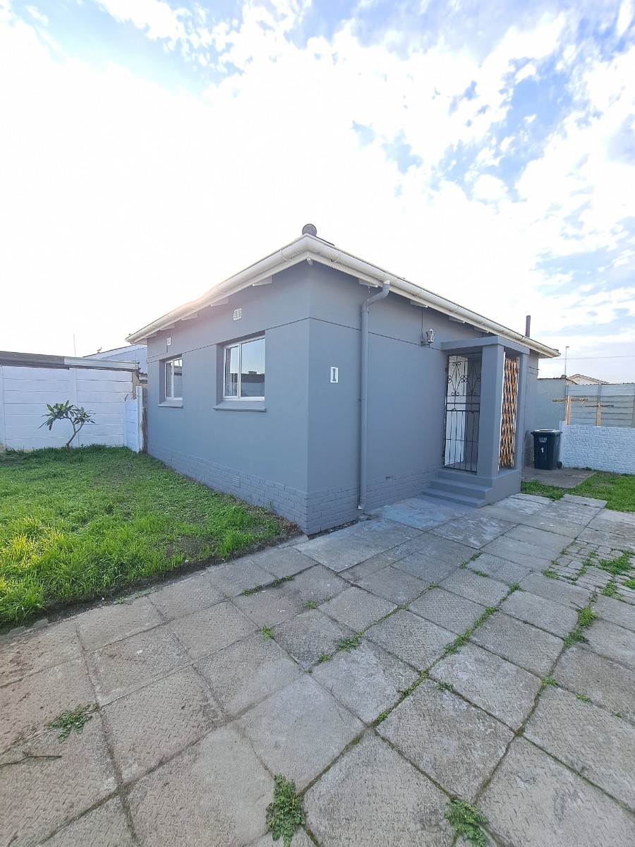 2 Bedroom house for Sale in Ysterplaat,Brooklyn