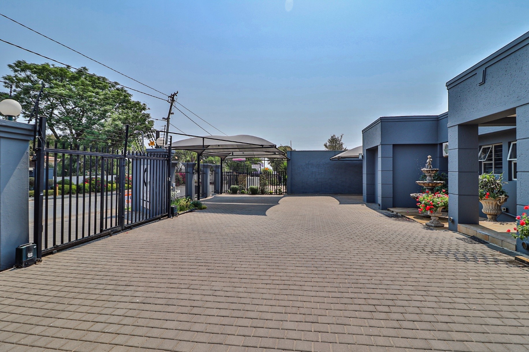 Up-Market Furnished Office Space In Prime Parkmore Position