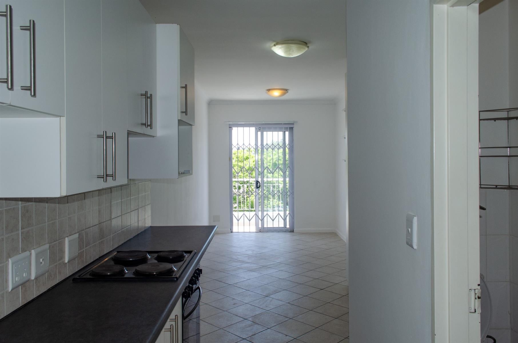 Available Immediately - Lovely Unfurnished Bachelors Unit - De Watergracht