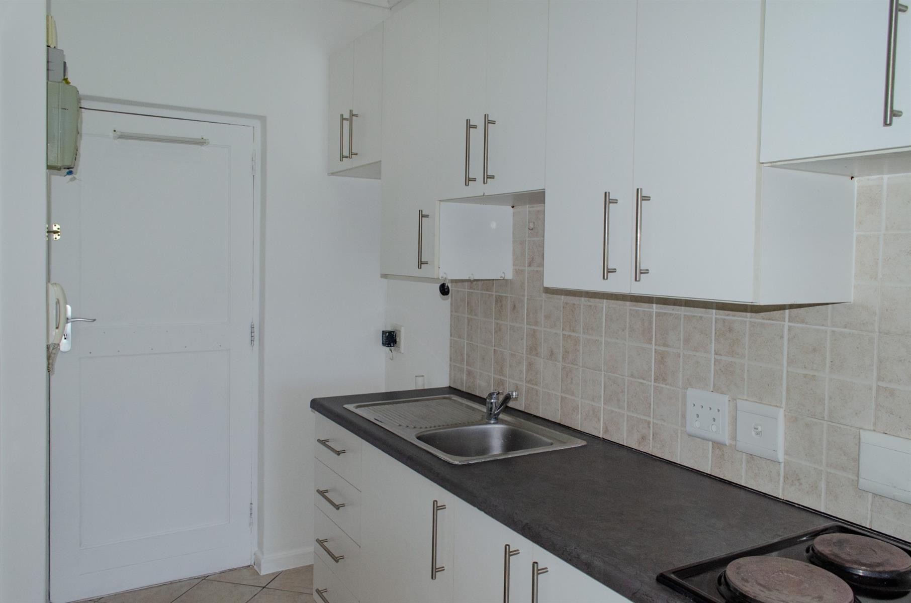 Available Immediately - Lovely Unfurnished Bachelors Unit - De Watergracht