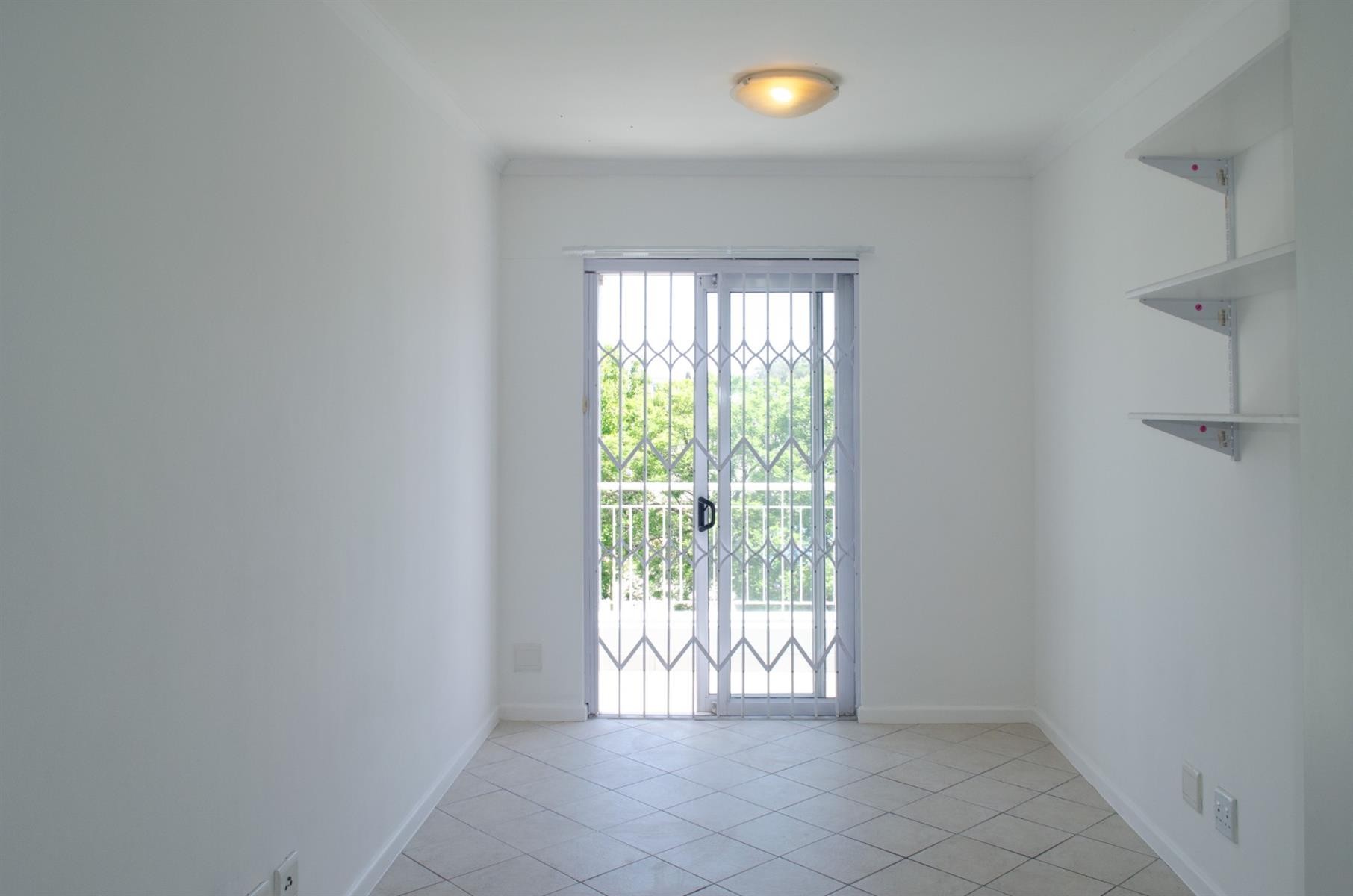 Available Immediately - Lovely Unfurnished Bachelors Unit - De Watergracht