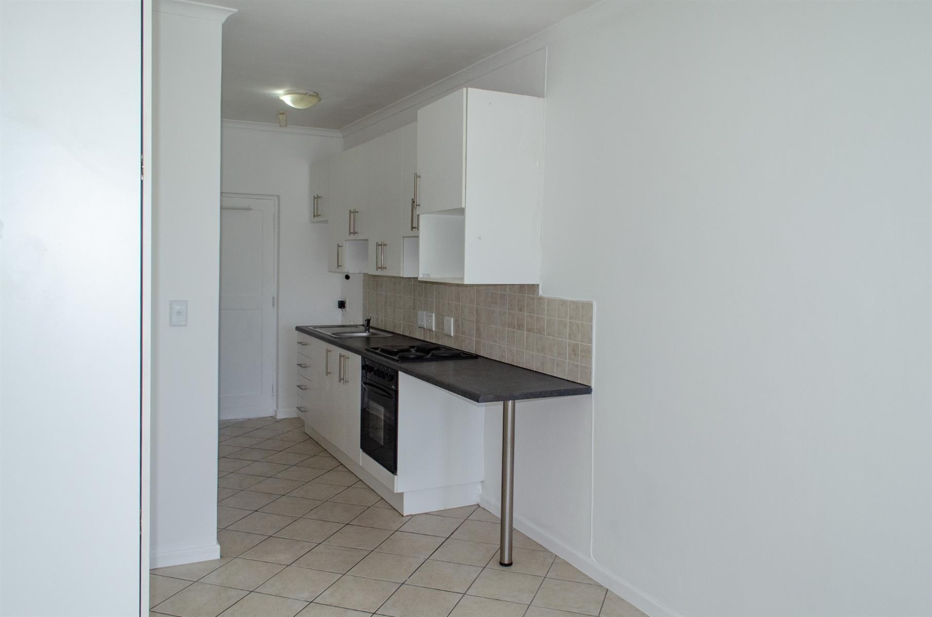 Available Immediately - Lovely Unfurnished Bachelors Unit - De Watergracht