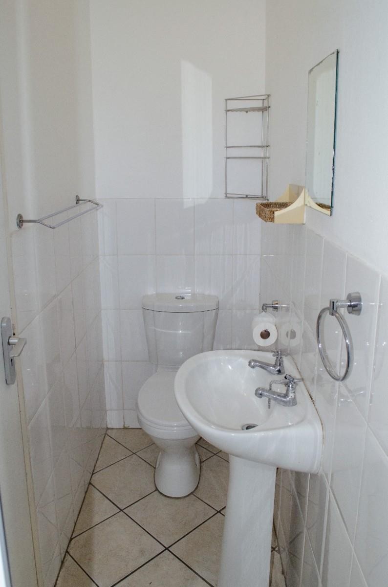Available Immediately - Lovely Unfurnished Bachelors Unit - De Watergracht