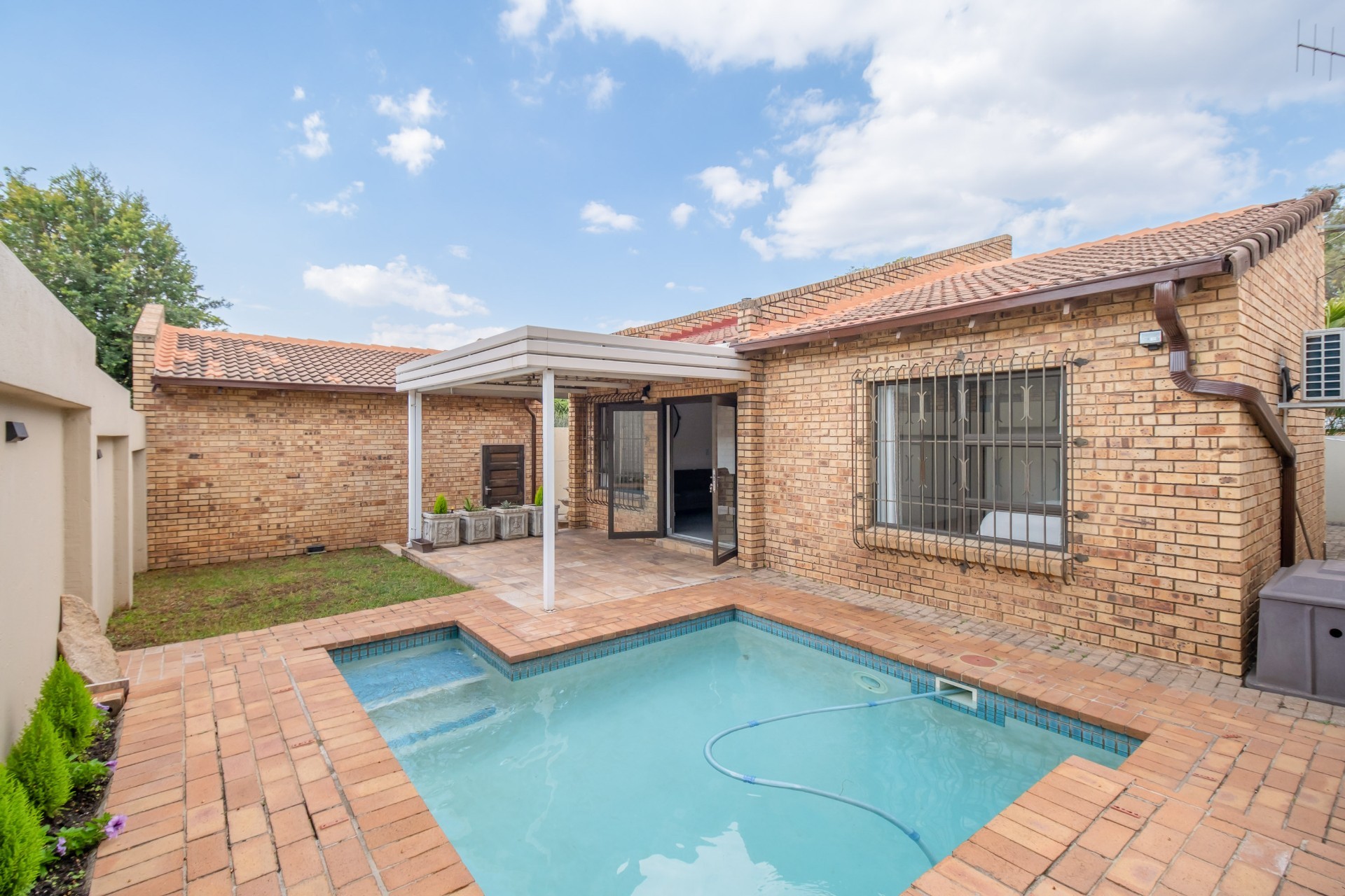 Immaculate Renovated Townhouse in Secure Magaliesig, Sandton
