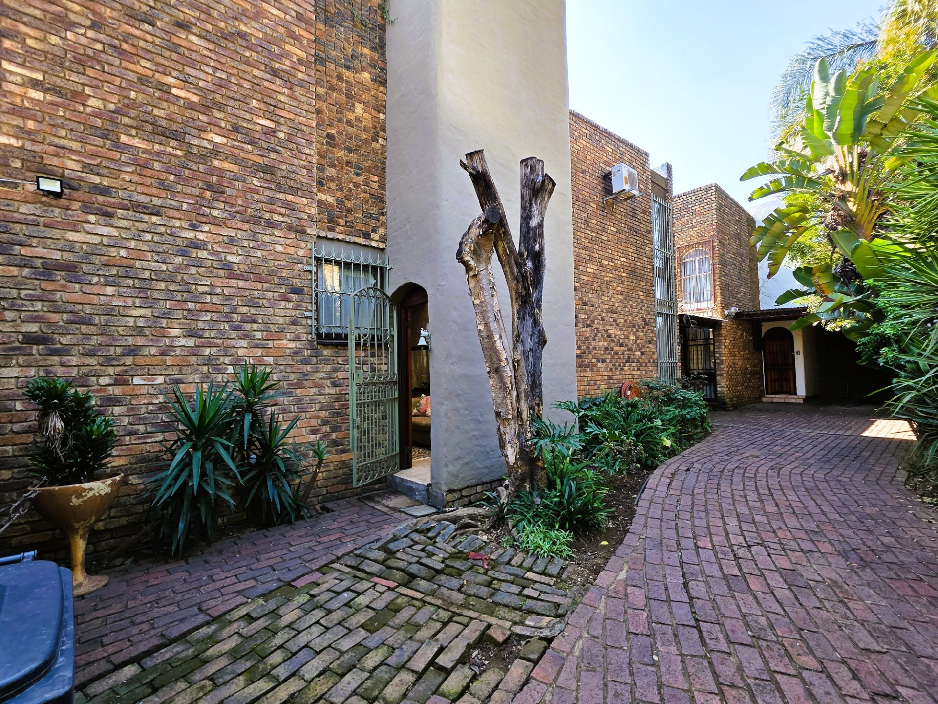 5 Bedroom Duplex-Townhouse for Sale in Arcadia