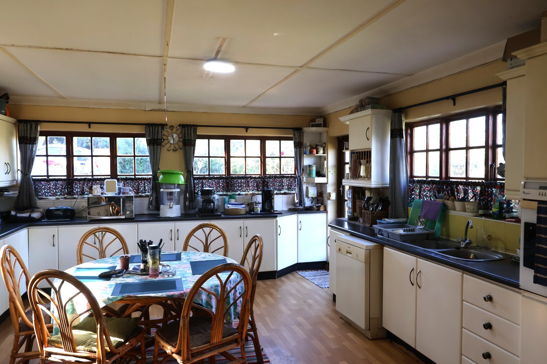 Character Thatched Home with Flatlet, Pool and Entertainment Lapa