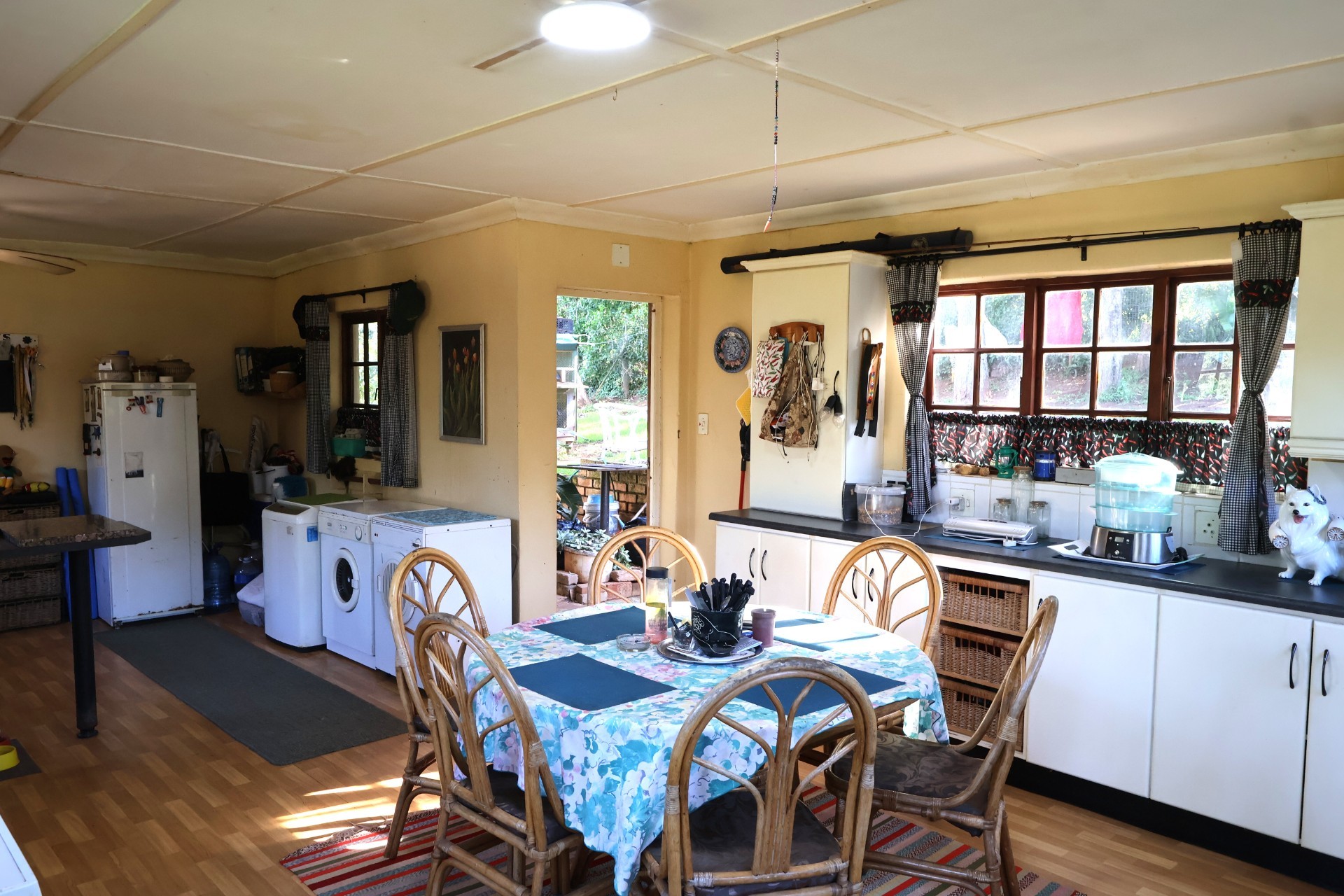 Character Thatched Home with Flatlet, Pool and Entertainment Lapa