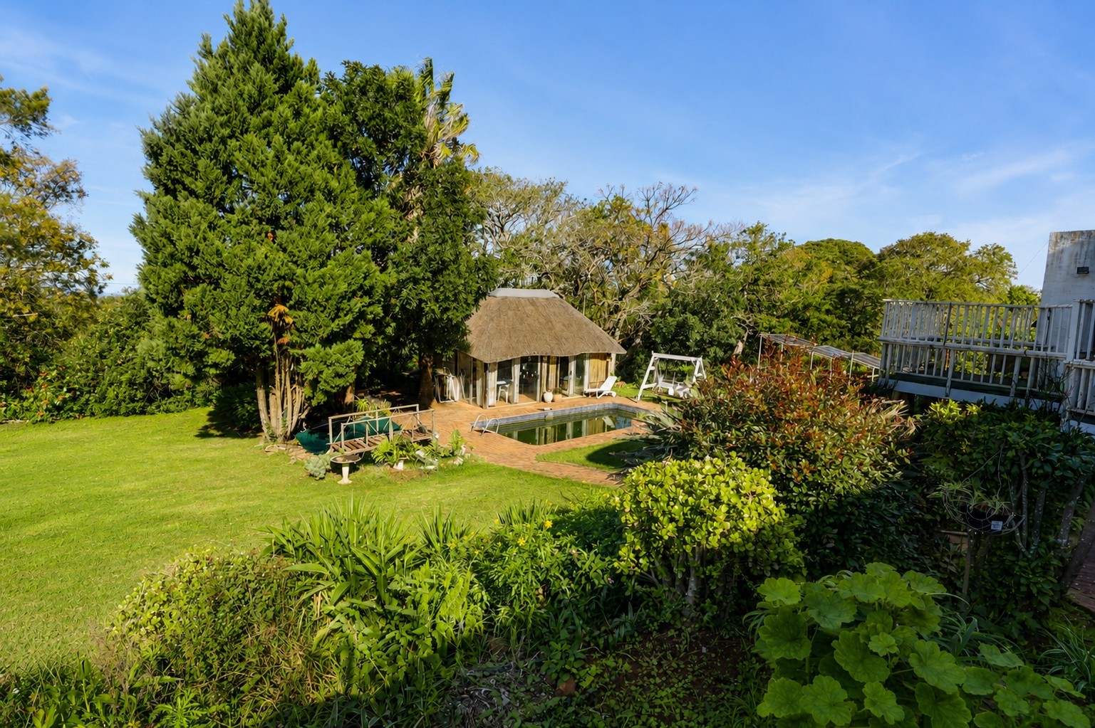 Character Thatched Home with Flatlet, Pool and Entertainment Lapa
