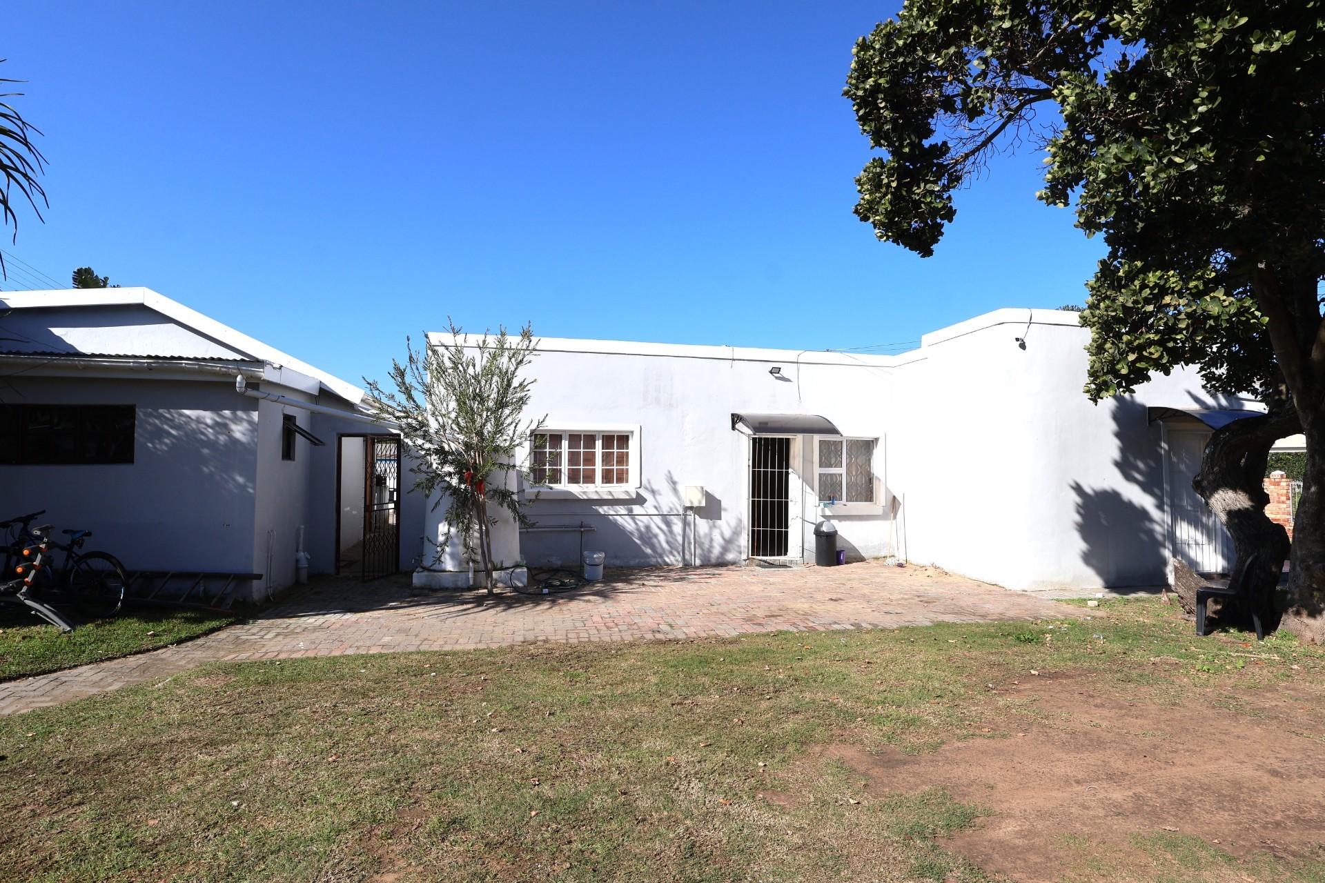 Contemporary Family Living with Self-Contained Flatlet
