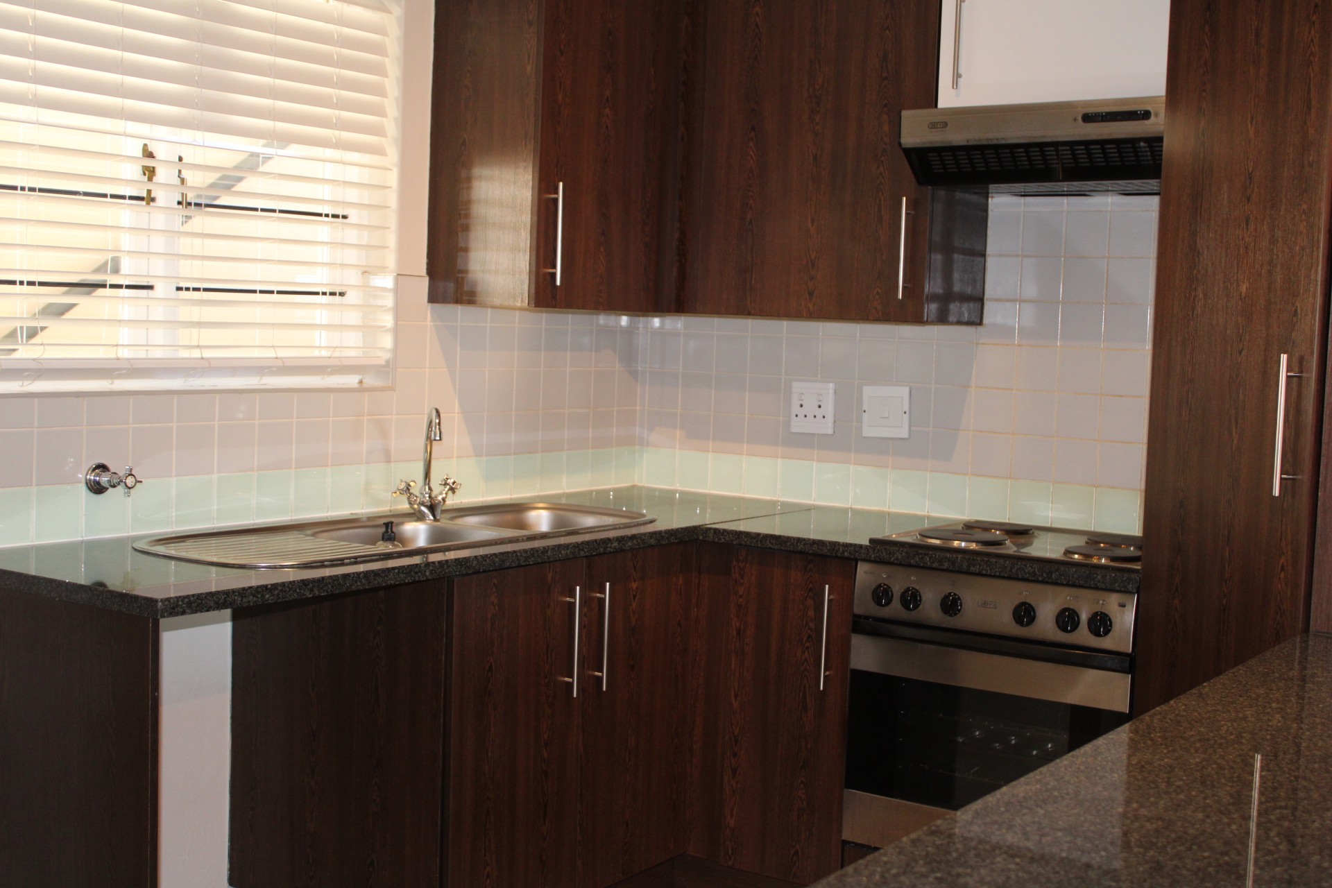 Charming and Sunny 1 Bed Apartment in Parktown North