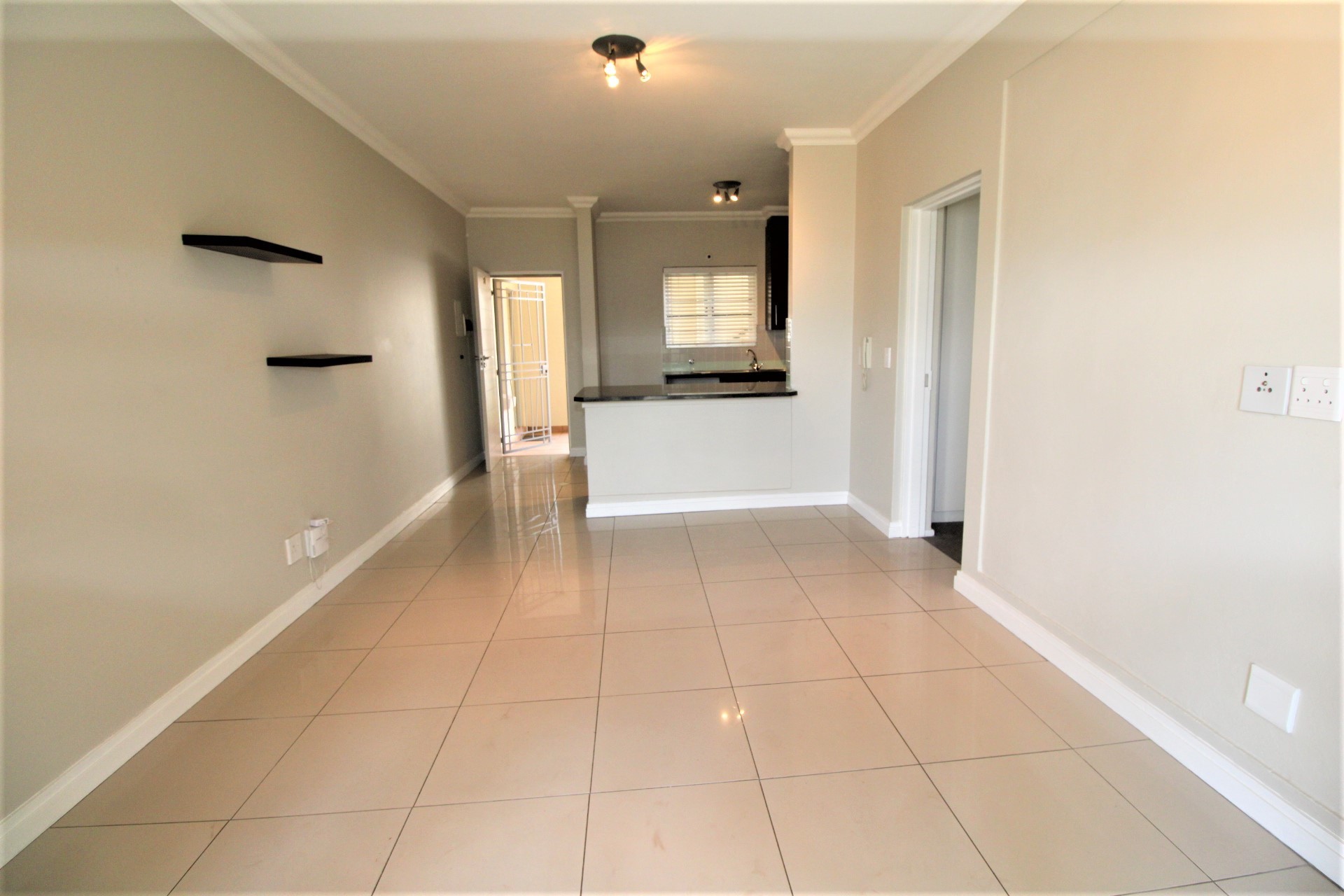 Charming and Sunny 1 Bed Apartment in Parktown North