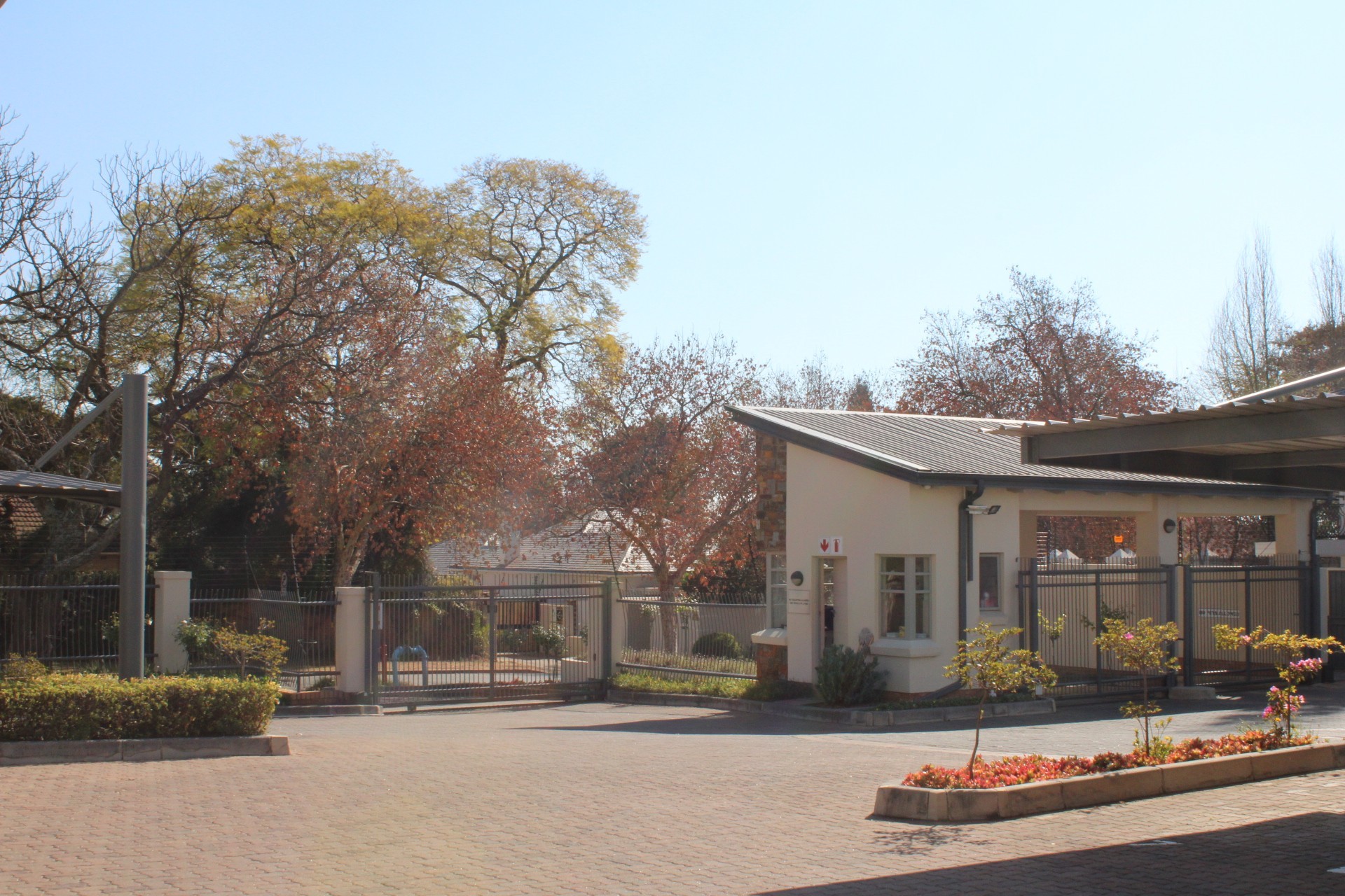 Charming and Sunny 1 Bed Apartment in Parktown North