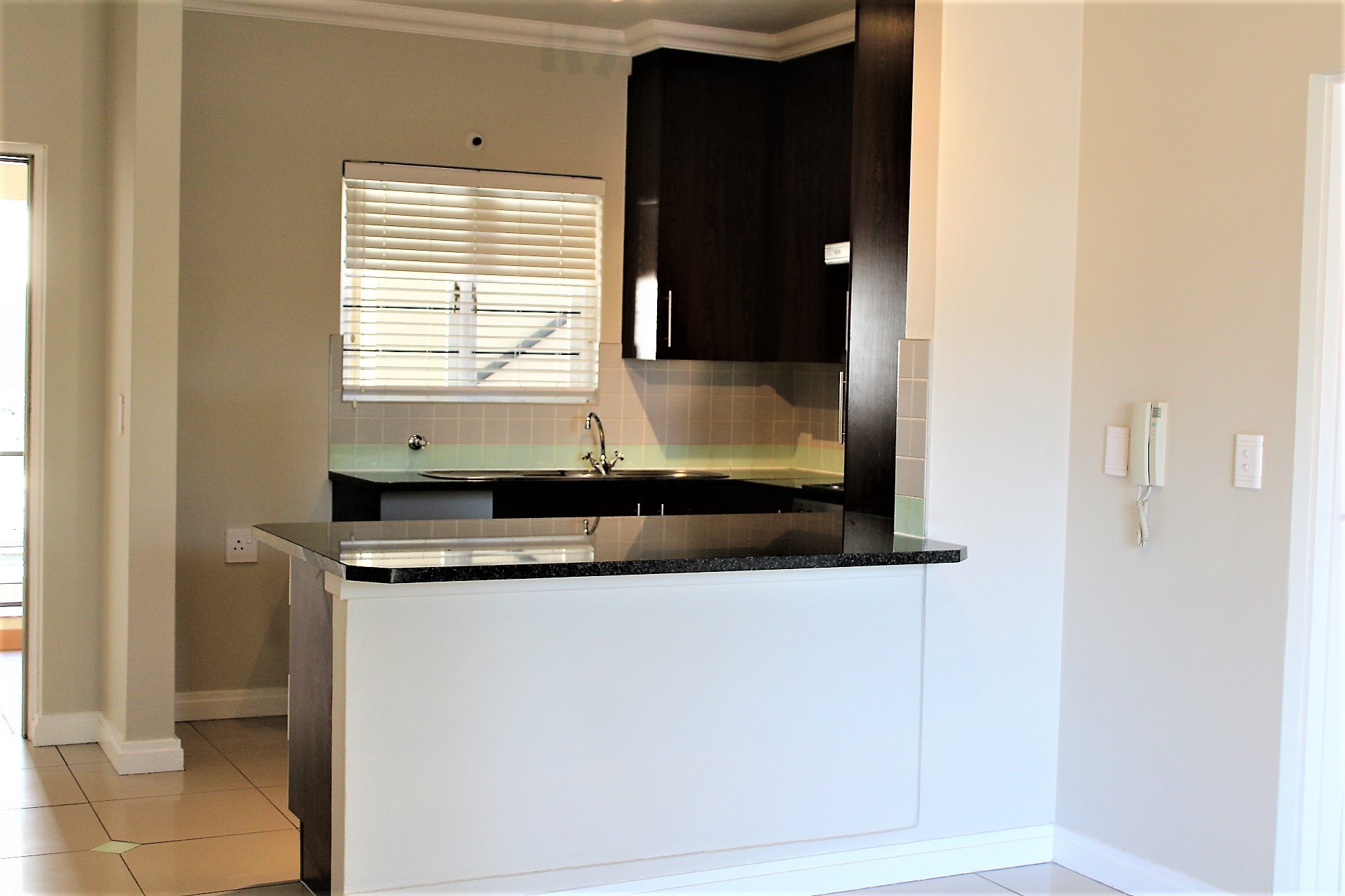 Charming and Sunny 1 Bed Apartment in Parktown North