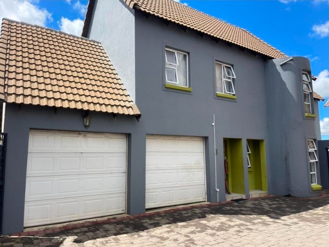 Townhouse For Sale in Sonneveld, Brakpan