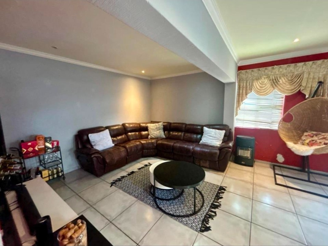 Townhouse For Sale in Sonneveld, Brakpan