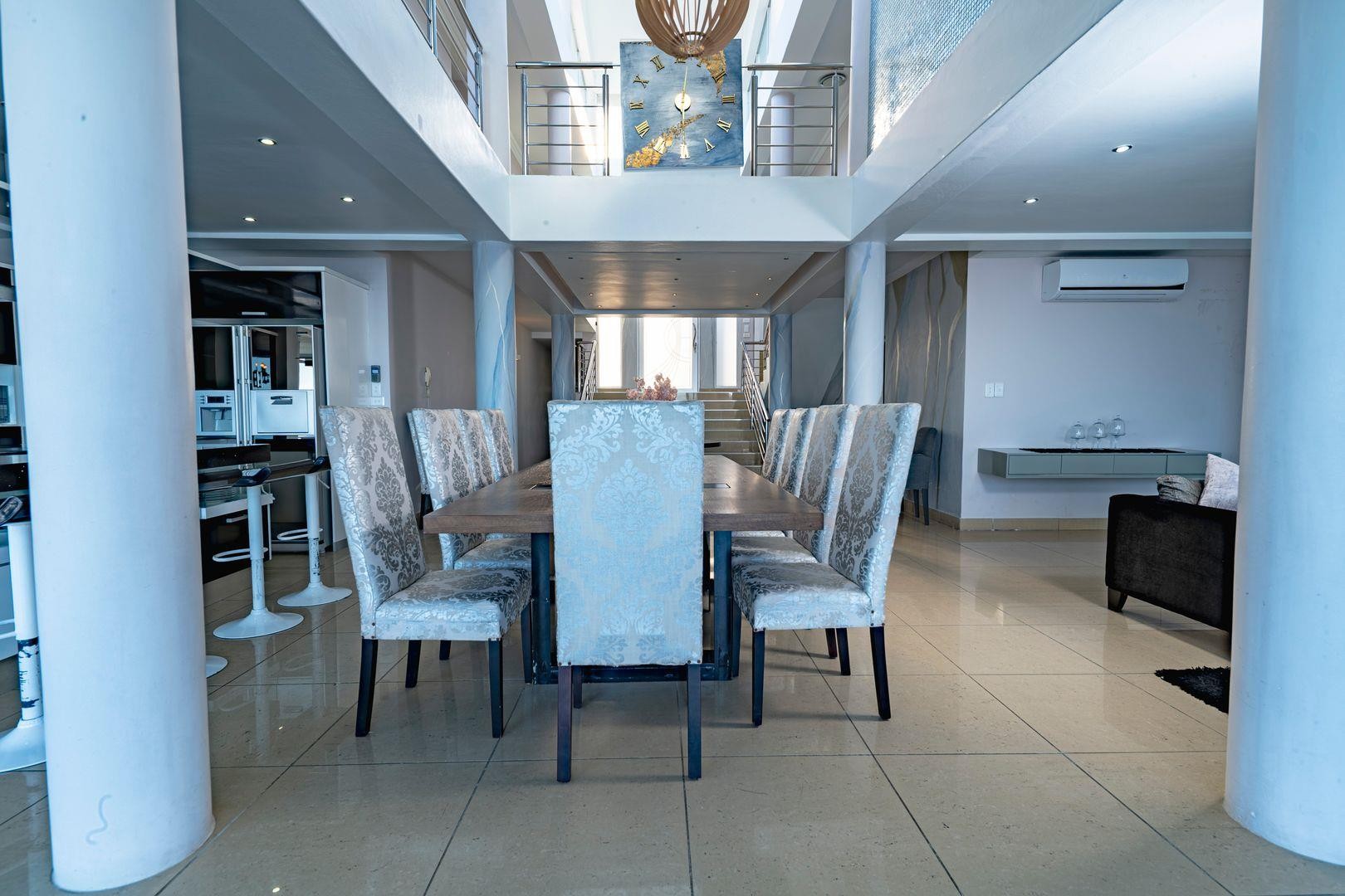 Breathtaking 5 Bedroom House in Tinley Manor