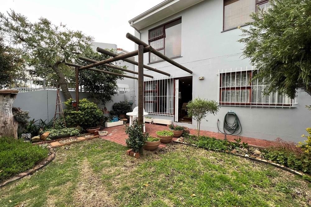 Ground Floor Apartment in Table View with Parking Bay