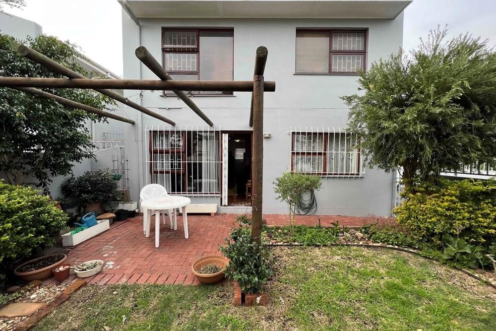 Ground Floor Apartment in Table View with Parking Bay