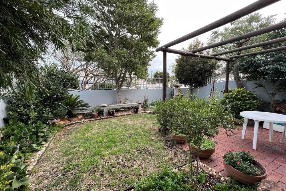 Ground Floor Apartment in Table View with Parking Bay