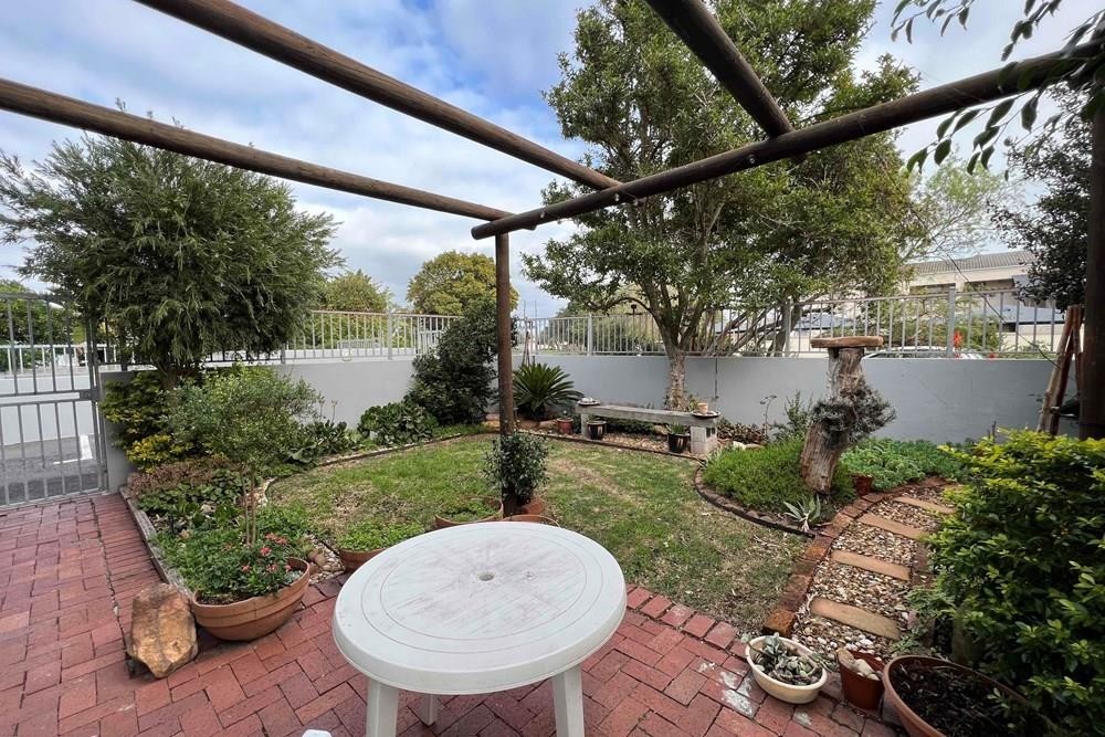 Ground Floor Apartment in Table View with Parking Bay