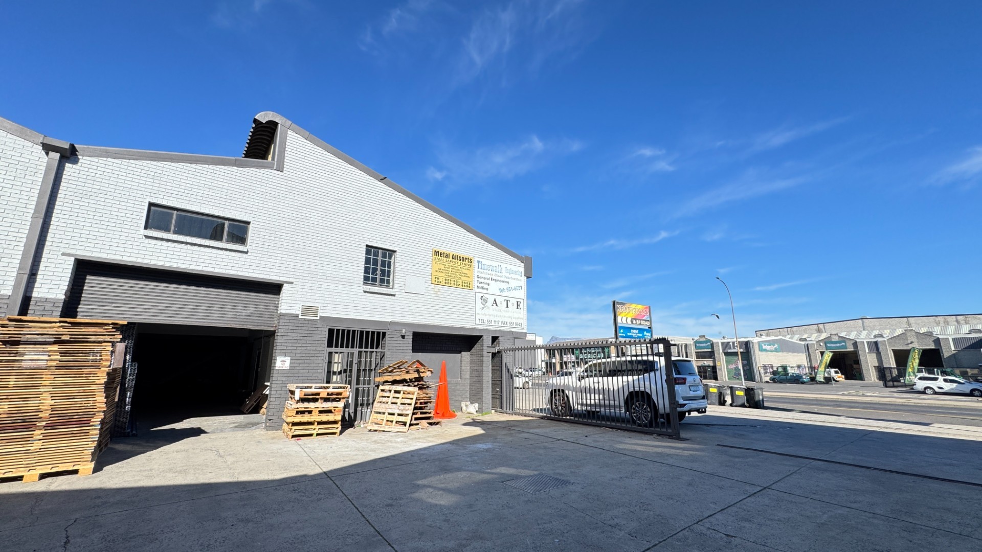 424m² Industrial Property with Retail space To Let on Montague Gardens, Cape Town