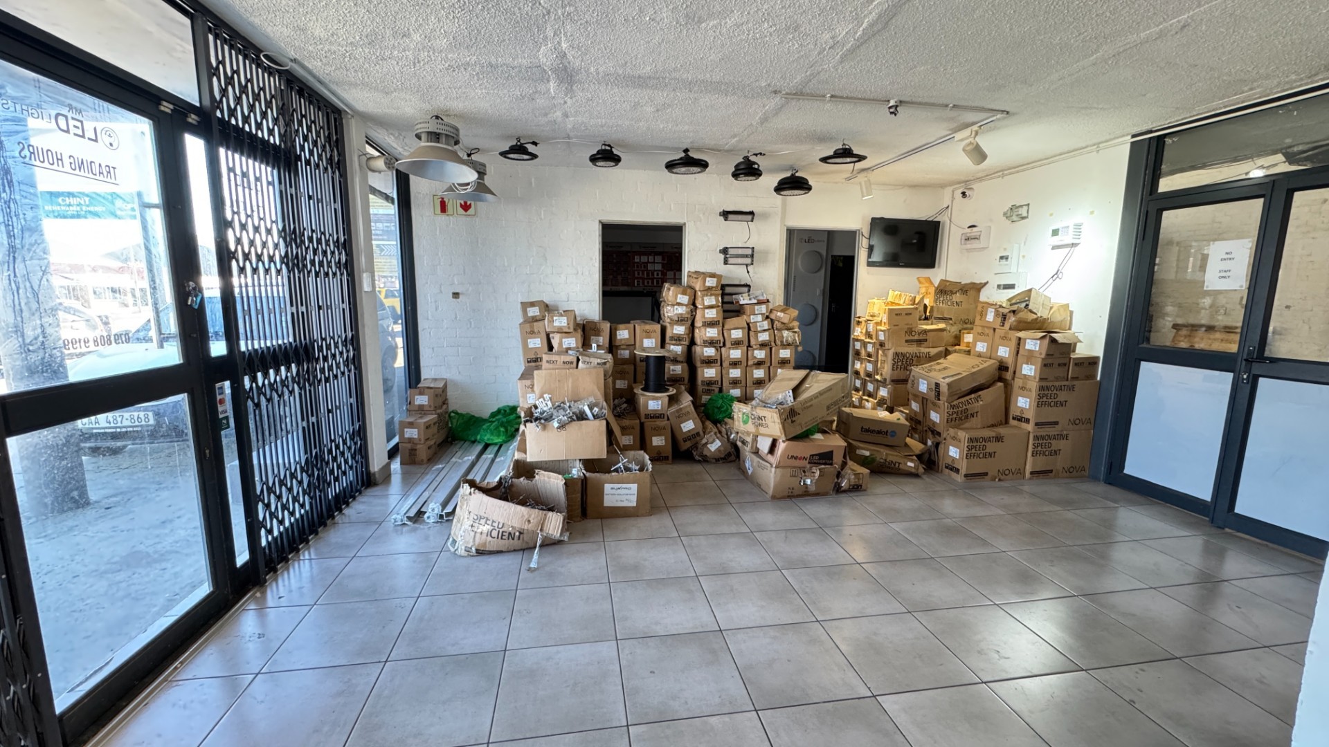 424m² Industrial Property with Retail space To Let on Montague Gardens, Cape Town